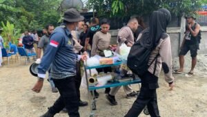 Polisi mengamankan kediaman almarhum Yahya Sayuri untuk kelancaran autopsi di RT 01, RW 15, Reremi Puncak, Manokwari, Selasa (14/5/2024). Foto: AND