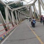 Aktivitas warga dan pengendara di Jembatan Wariori, Distrik Masni, Kabupaten Manokwari, Jumat (24/5/2024). Foto: BOM