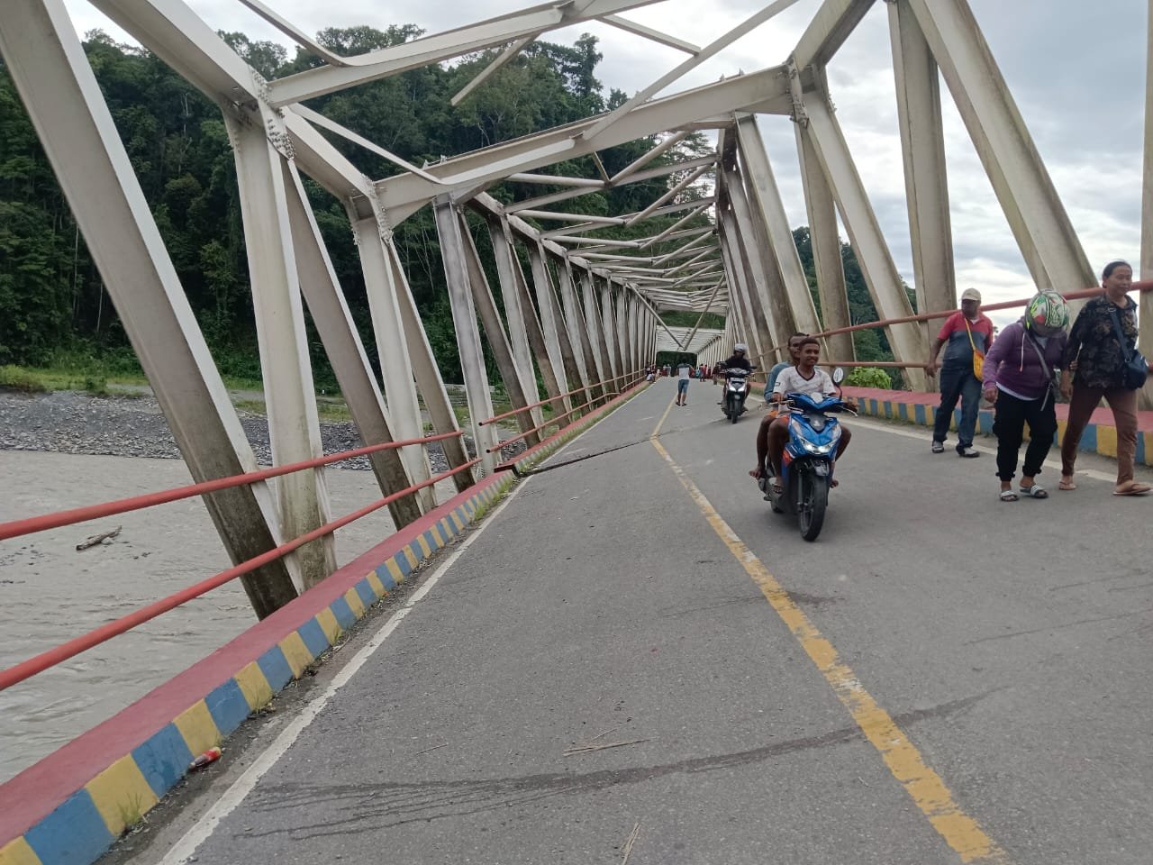 Aktivitas warga dan pengendara di Jembatan Wariori, Distrik Masni, Kabupaten Manokwari, Jumat (24/5/2024). Foto: BOM