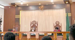 Majelis hakim Pengadilan Hubungan Industrial yang diketuai, Berlinda U. Mayor, SH, LLM didampingi hakim anggota, Ardiansyah, S.Sos, M.Tr.A.P dan Eka Figrio Tanggo, SH. Foto: IST