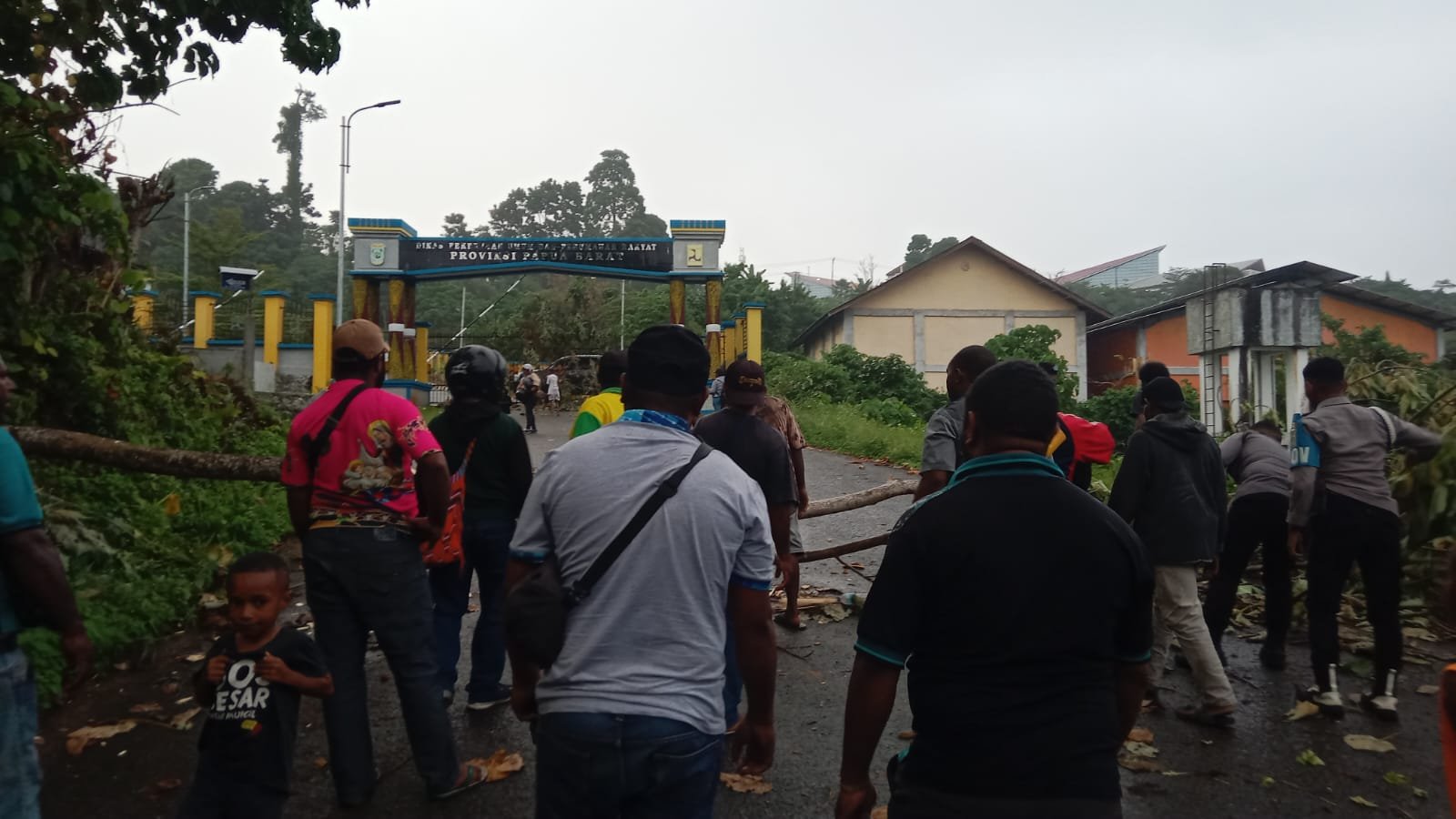 Pembukaan palang pintu gerbang Dinas PUPR Provinsi Papua Barat oleh kontraktor asli Papua, Kamis (16/4/2024). Foto: FSM