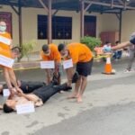 Penyidik Polresta Manokwari melakukan proses rekonstruksi kasus pembunuhan dua warga di SP 9, Distrik Sidey, Manokwari. Foto: DOK