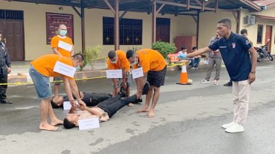 Penyidik Polresta Manokwari melakukan proses rekonstruksi kasus pembunuhan dua warga di SP 9, Distrik Sidey, Manokwari. Foto: DOK