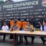 Polresta Manokwari menggelar konferensi pers kasus penyalahgunaan BBM bersubsidi jenis Pertalite, Kamis (16/5). Foto: AND