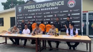 Polresta Manokwari menggelar konferensi pers kasus penyalahgunaan BBM bersubsidi jenis Pertalite, Kamis (16/5). Foto: AND