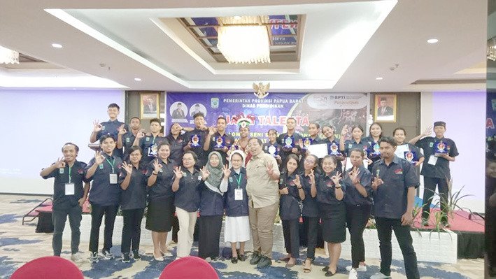 Siswa SMA YPPK Santo Don Bosco Fakfak berfoto bersama para pendamping usai mendominasi juara pada FLS2N jenjang SMA dan SMK Tingkat Provinsi Papua Barat di salah satu hotel di Manokwari, Rabu, 29 Mei 2024 malam. Foto: FSM