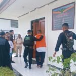 Anggota Satbrimob Polda Papua Barat dan Kejari Manokwari mengawal ketat terdakwa, Murit dari mobil tahanan menuju ruang sidang PN Manokwari, Kamis (27/6/2024). Foto: TIM2