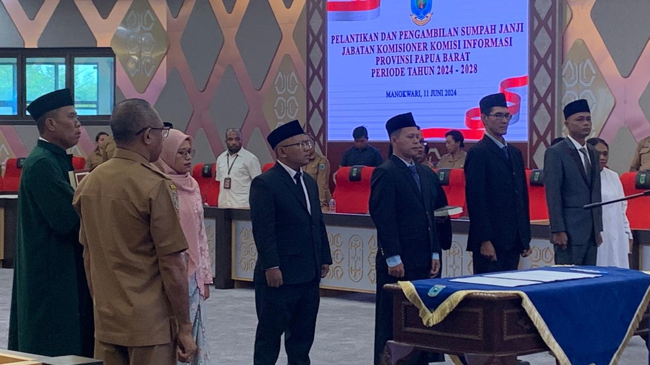 Prosesi pelantikan komisioner Komisi Informasi Provinsi (KIP) Papua Barat di lantai 3 Kantor Gubernur Papua Barat, Arfai, Manokwari, Selasa (11/6). Foto: AND