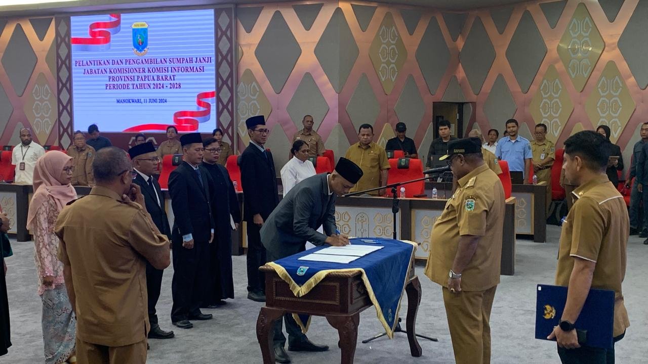 Prosesi pelantikan komisioner Komisi Informasi Provinsi (KIP) Papua Barat di lantai 3 Kantor Gubernur Papua Barat, Arfai, Manokwari, Selasa (11/6). Foto: AND