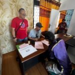 Terdakwa berinisial FI menjalani proses pemeriksaan di Kejari Manokwari, Sabtu, 15 Juni 2024, usai ditangkap Tim Tabur Kejati Papua Barat di Teluk Wondama, Jumat, 14 Juni 2024. Foto: TIM2