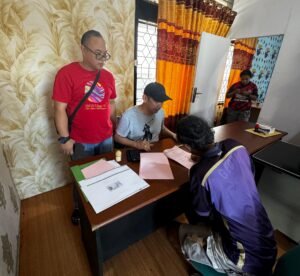 Terdakwa berinisial FI menjalani proses pemeriksaan di Kejari Manokwari, Sabtu, 15 Juni 2024, usai ditangkap Tim Tabur Kejati Papua Barat di Teluk Wondama, Jumat, 14 Juni 2024. Foto: TIM2