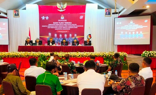 Rapat pleno terbuka penetapan perolehan kursi parpol dan calon terpilih anggota DPRK Manokwari hasil Pemilu 2024 di salah satu hotel di Manokwari, Jumat (14/6/2024). Foto: SDR