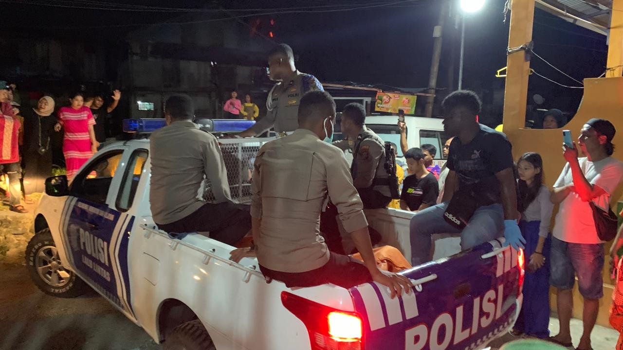 Aparat kepolisian mengevakuasi jenazah seorang penjual mie ayam yang ditemukan meninggal di kosnya, Kampung Bugis, Manokwari, Minggu (23/6/2024) malam. Foto: AND