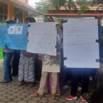 Para orang tua dan calon siswa melakukan unjuk rasa di halaman SMA Negeri 1 Manokwari, Sabtu (6/7/2024). Foto: IST