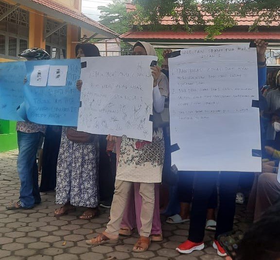 Para orang tua dan calon siswa melakukan unjuk rasa di halaman SMA Negeri 1 Manokwari, Sabtu (6/7/2024). Foto: IST