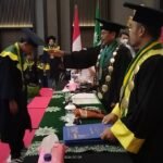 Mahasiswa Universitas Muhammadiyah Sorong mengikuti prosesi wisuda program S1 dan Magister Ilmu Hukum di Kota Sorong, Selasa, 9 Juli 2024. Foto: CR24