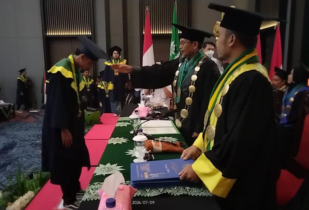 Mahasiswa Universitas Muhammadiyah Sorong mengikuti prosesi wisuda program S1 dan Magister Ilmu Hukum di Kota Sorong, Selasa, 9 Juli 2024. Foto: CR24