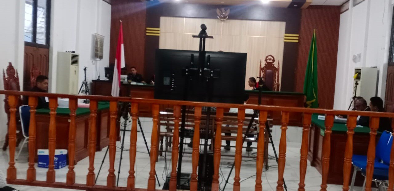 Terdakwa, FKM dan ARL mendengar tuntutan JPU Kejati Papua Barat di Pengadilan Tipikor Papua Barat pada PN Manokwari, Rabu, 26 Juni 2024. Foto: TIM2