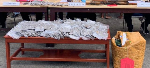 Barang bukti narkotika jenis Ganja sekitar 6 kg yang diamankan anggota Satresnarkoba Polresta Manokwari, Jumat (23/8/2024). Foto: AND