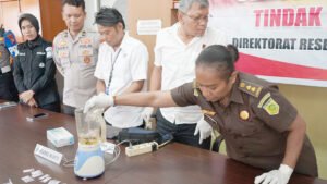 Kasi Narkotika Kejati Papua Barat, Joice E. Mariai, SH, MH mengikuti proses pemusnahan barang bukti Shabu-shabu atas tersangka MR di Polda Papua Barat, belum lama ini. TP/DOK
