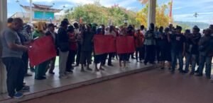 Para ASN, PPPK, dan tenaga honor di lingkungan Pemkab Manokwari berunjuk rasa di Kantor Kejati Papua Barat, Jumat, 23 Agustus 2024. Foto: AND