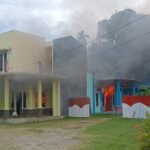 Kantor BKPSDM Kabupaten Manokwari Selatan dibakar massa, Senin (12/8/2024). Foto: BOM