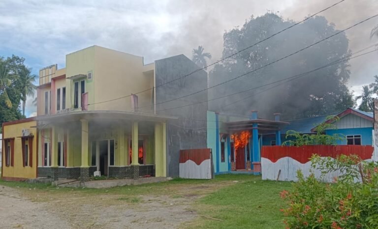 Kecewa, Kantor BKPSDM Mansel Dibakar Massa