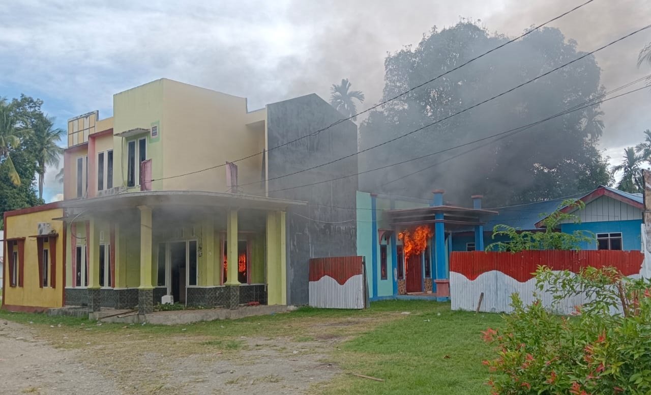 Kantor BKPSDM Kabupaten Manokwari Selatan dibakar massa, Senin (12/8/2024). Foto: BOM