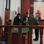 Terdakwa Abu Hanifa Siata menyalami JPU KPK usai sidang mendengarkan pembacaan putusan majelis hakim Pengadilan Tipikor Papua Barat pada PN Manokwari, Senin, 12 Agustus 2024. Foto: TIM2