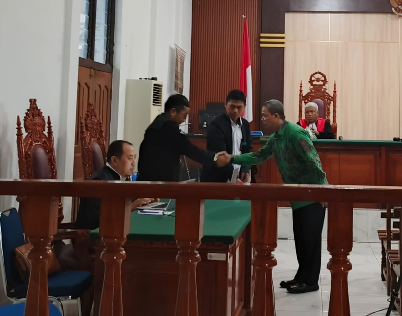 Terdakwa Abu Hanifa Siata menyalami JPU KPK usai sidang mendengarkan pembacaan putusan majelis hakim Pengadilan Tipikor Papua Barat pada PN Manokwari, Senin, 12 Agustus 2024. Foto: TIM2