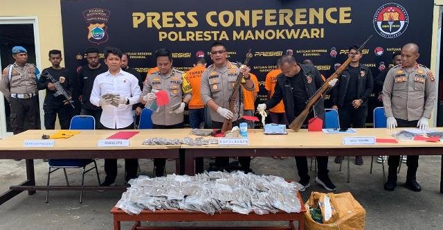 Kapolresta Manokwari, Kombes Pol. R.B. Simangungsong menggelar konferensi pers di Polresta Manokwari, Jumat (23/8/2024). Foto: AND