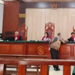 Terdakwa Patrice L. Sihombing menyalami anggota majelis hakim Pengadilan Tipikor Papua Barat, Hermawanto, SH usai sidang di PN Manokwari, kemarin. Foto: TIM2