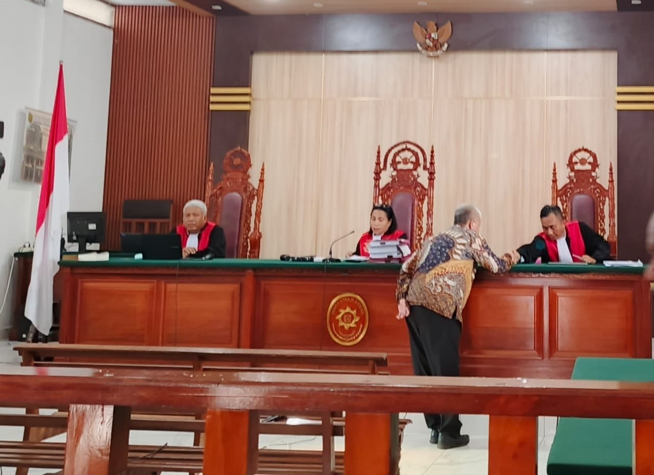 Terdakwa Patrice L. Sihombing menyalami anggota majelis hakim Pengadilan Tipikor Papua Barat, Hermawanto, SH usai sidang di PN Manokwari, kemarin. Foto: TIM2