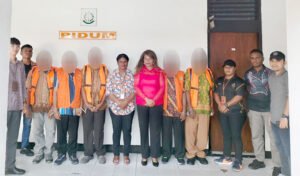 Proses pelimpahan para tersangka pembunuhan di hutan lindung Anggori, Amban, Manokwari, di Kejari Manokwari, Jumat, 20 September 2024. Foto: TIM2