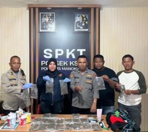 Kepala KSKP Manokwari, Ipda Deviaryanti dan jajarannya menunjukkan barang bukti Ganja dari dalam tas ransel di KSKP Manokwari, Senin (21/10). Foto: AND