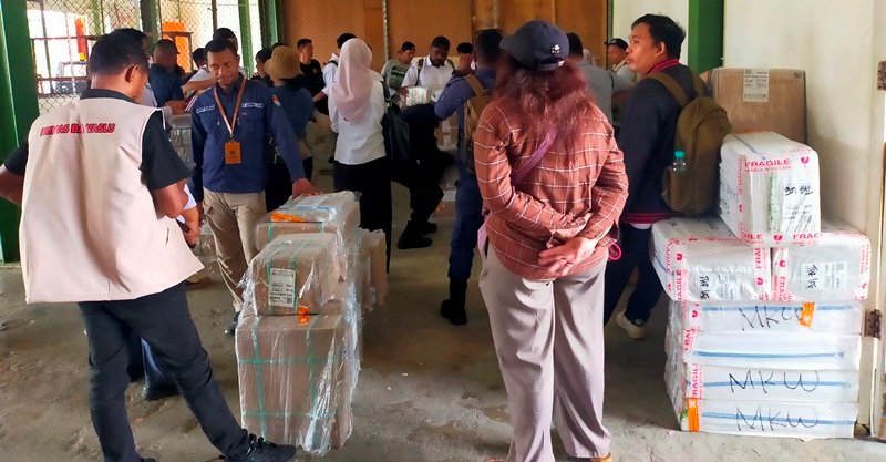 Logistik Pilkada 2024 untuk lima kabupaten tiba di Bandara Rendani, Manokwari, Senin (21/10/2024). TP/SDR