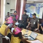 Penyidik Kejati Papua Barat menggeledah Kantor Dinas PUPR Provinsi Papua Barat di Arfai, Manokwari, Selasa (8/10/2024). Foto: IST