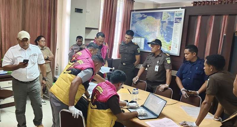 Penyidik Kejati Papua Barat menggeledah Kantor Dinas PUPR Provinsi Papua Barat di Arfai, Manokwari, Selasa (8/10/2024). Foto: IST