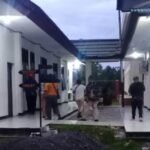 Para saksi meninggalkan PN Manokwari lantaran ketidakjelasan proses sidang perkara tipikor pengadaan mobil damkar pada BPBD Kabupaten Teluk Bintuni, Selasa (22/10/2024) malam. Foto: TIM2