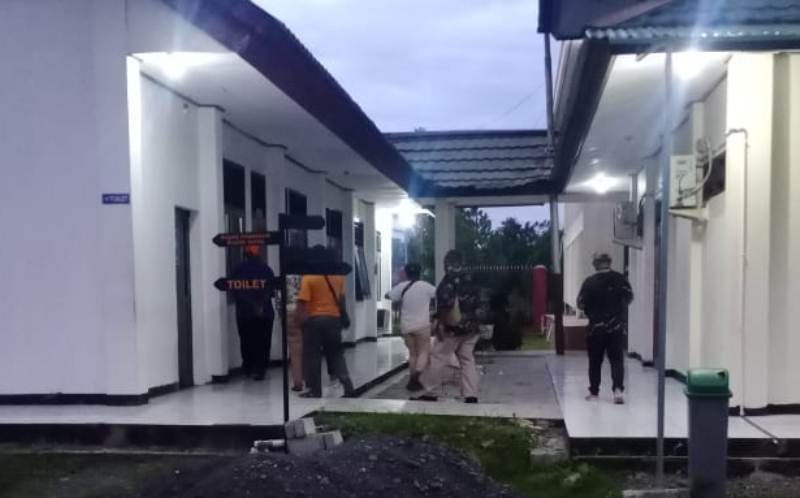 Para saksi meninggalkan PN Manokwari lantaran ketidakjelasan proses sidang perkara tipikor pengadaan mobil damkar pada BPBD Kabupaten Teluk Bintuni, Selasa (22/10/2024) malam. Foto: TIM2