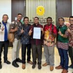 Kuasa hukum pasangan calon gubernur dan wakil gubernur Papua Barat Daya, Abdul Faris Umlati – Petrus Kasihiw (ARUS) mendaftarkan gugatannya terhadap KPU Provinsi Papua Barat Daya di MA, Jakarta, belum lama ini. Foto: IST