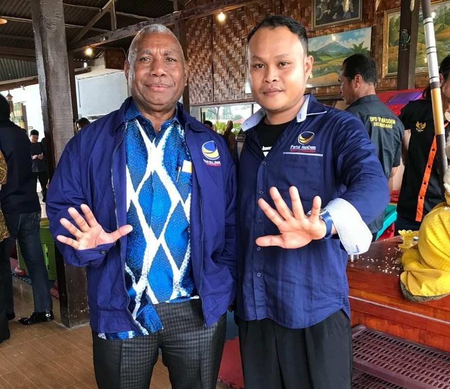 Fernando Loman berfoto bersama Ketua DPW Partai NasDem Provinsi Papua Barat, Dominggus Mandacan. Foto: IST