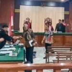 Ketiga terdakwa, Patrice L. Sihombing, Abu Hanifa Siata, dan David Pata Saung usai menjalani persidangan perkara dugaan tipikor di Pengadilan Tipikor Papua Barat pada PN Manokwari, beberapa waktu lalu. Foto: DOK