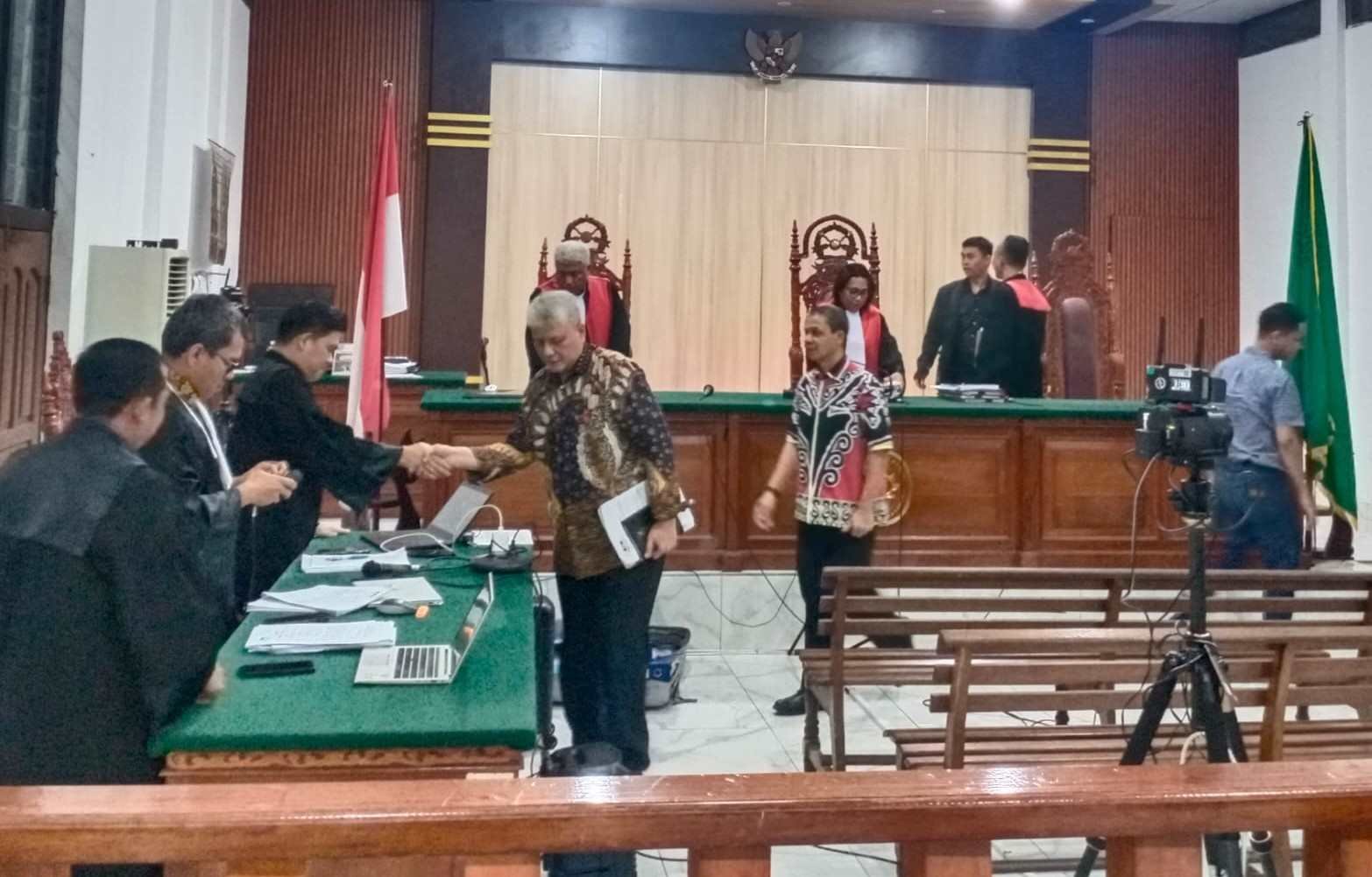 Ketiga terdakwa, Patrice L. Sihombing, Abu Hanifa Siata, dan David Pata Saung usai menjalani persidangan perkara dugaan tipikor di Pengadilan Tipikor Papua Barat pada PN Manokwari, beberapa waktu lalu. Foto: DOK