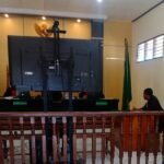 Majelis hakim PN Manokwari yang diketuai, Muslim M. Ash Siddiqi, SH didampingi Rakhmat Fandika Timur, SH dan Akhmad, SH membacakan putusan terhadap terdakwa kasus peredaran Shabu-shabu, RA dan FM di PN Manokwari. Foto: TIM2