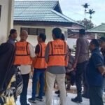 Penasehat hukum, Paulus S.R. Renyaan, SH berdiskusi dengan para terdakwa usai pembacaan vonis perkara penambangan emas ilegal di Sungai Wariori, di PN Manokwari, Rabu, 20 November 2024. Foto: TIM2