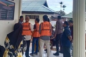 Penasehat hukum, Paulus S.R. Renyaan, SH berdiskusi dengan para terdakwa usai pembacaan vonis perkara penambangan emas ilegal di Sungai Wariori, di PN Manokwari, Rabu, 20 November 2024. Foto: TIM2