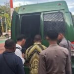 Penyidik Kejari Manokwari menahan salah satu tersangka dugaan tipikor pengadaan seragam SD-SMP di Dinas Pendidikan dan Kebudayaan Kabupaten Manokwari, Senin (2/9/2024). Foto: DOK