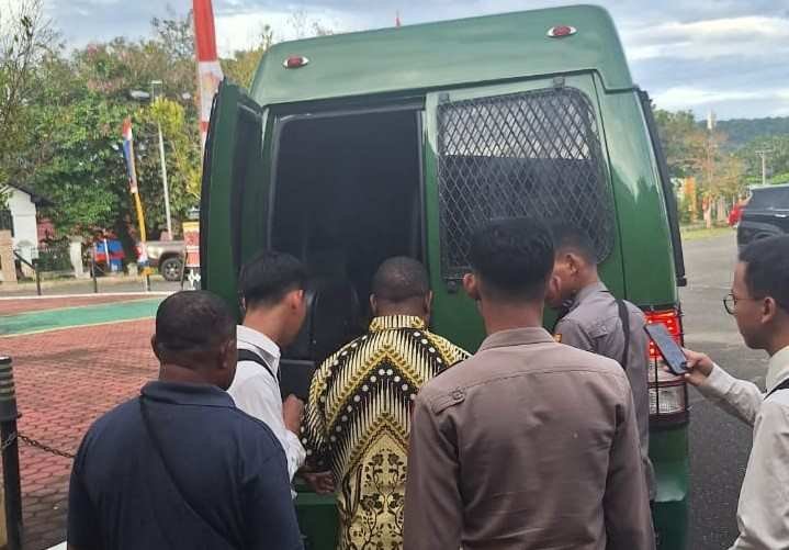 Penyidik Kejari Manokwari menahan salah satu tersangka dugaan tipikor pengadaan seragam SD-SMP di Dinas Pendidikan dan Kebudayaan Kabupaten Manokwari, Senin (2/9/2024). Foto: DOK