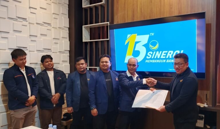 Fernando Loman Resmi Menerima SK Pengurus Partai NasDem Manokwari